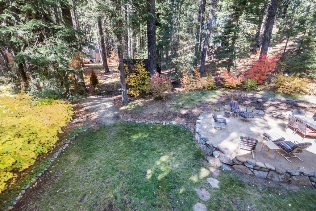 Huge backyard at Airbnb in North Lake Tahoe
