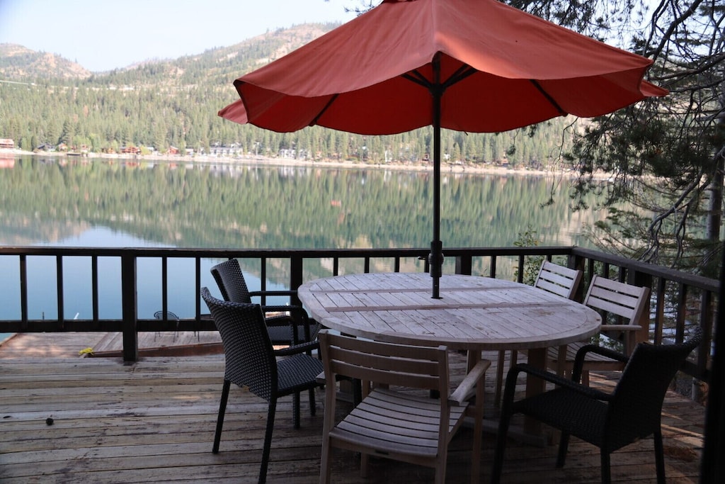Lakefront patio on donner lake